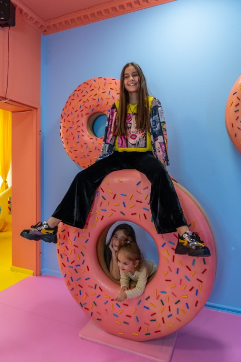 selfie museum romania donuts